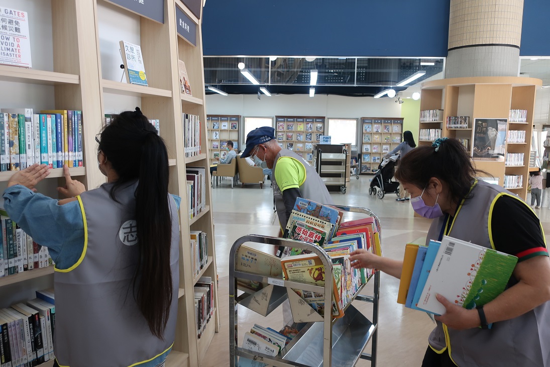 ▲志工服務涵蓋閱覽服務、上架整架等，是圖書館強大的後盾。(圖/中市府提供)