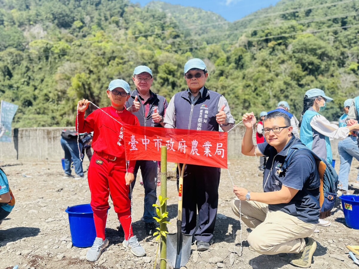 ▲農業局副局長蔡勇勝攜手德芙蘭國小學童種下原生樹苗。(圖/中市府提供)