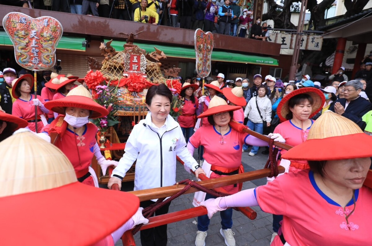 ▲市長盧秀燕親自扶鑾轎與女子神轎班踩著大小禮步。(圖/記者顏淑娟攝)