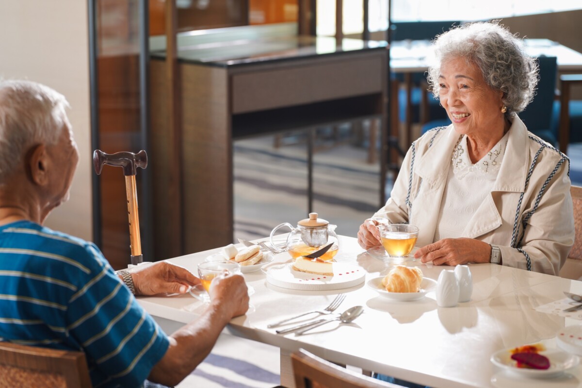 ▲和逸飯店高雄館提供拐杖輔具出借，並於餐廳桌邊設置拐杖固定架，讓長者擁有出遊及用餐的友善環境。（圖/和逸飯店提供）