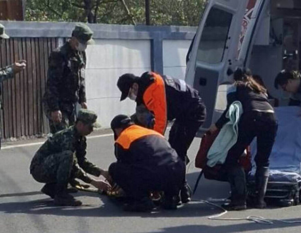 意外！70歲老翁墜入大排　三名阿兵哥迅速救援