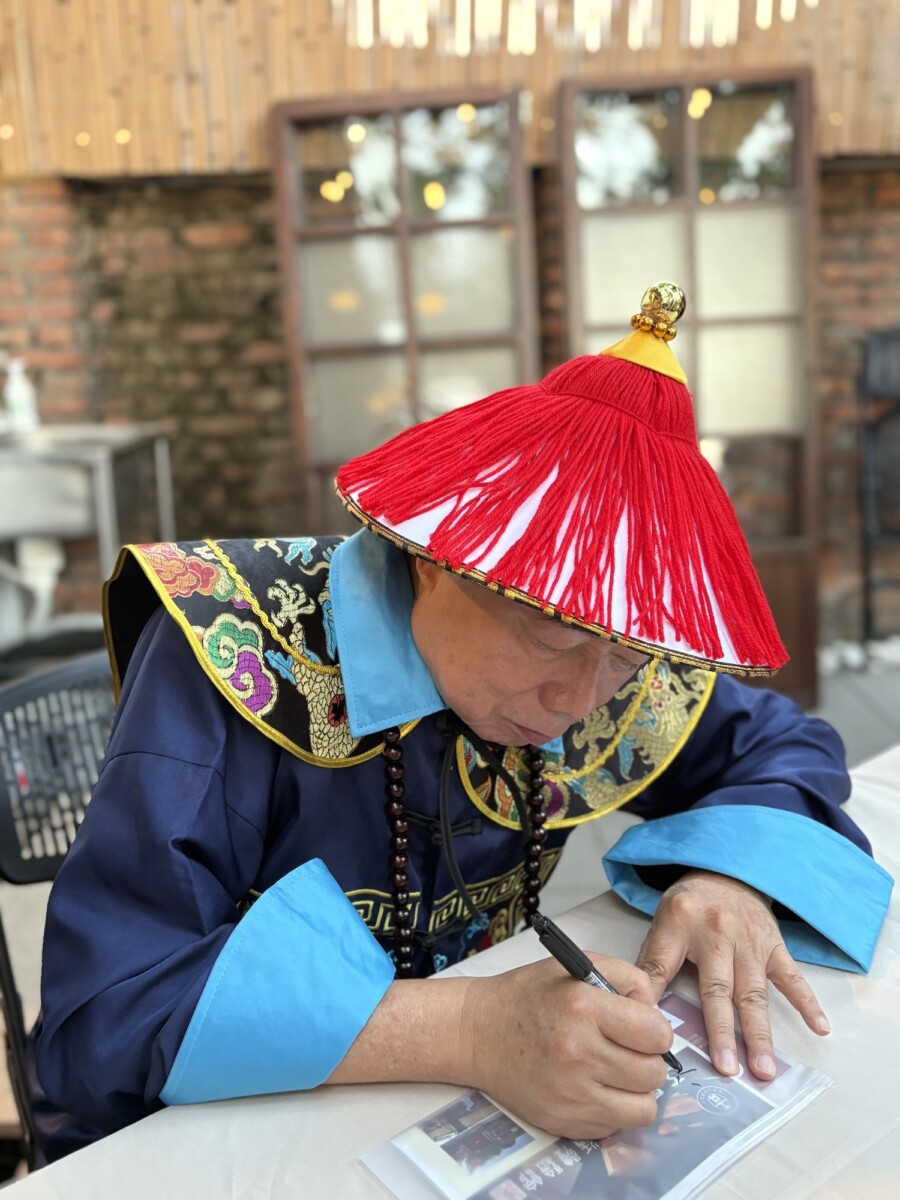廖峻一筆一畫用心地幫粉絲簽名