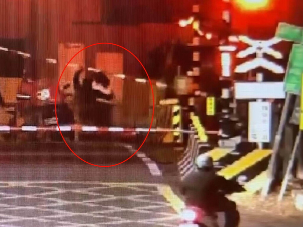 千鈞一髮　跟閻羅王搶人　外送員勇救跨鐵軌女子