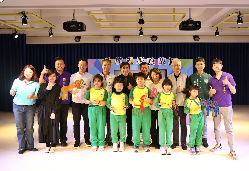 學生在揭幕儀式中表演皮影戲。（圖/嘉義市政府提供）