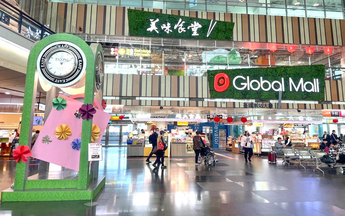 ▲Global Mall新左營車站將台鐵大廳鐘塔改造成巨型紙花藝術裝置，傳遞永續概念。（圖/Global Mall新左營車站提供）