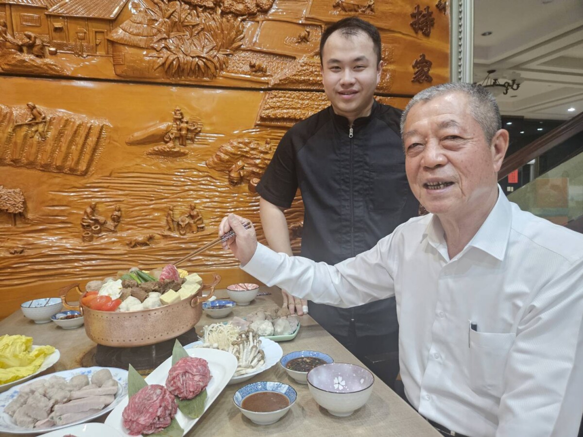▲屏東議長周典論（右）極力推薦的特色鍋物，將會帶動在地農產美食文化，左是牛博肆店長林千畬。（圖/牛博肆提供）