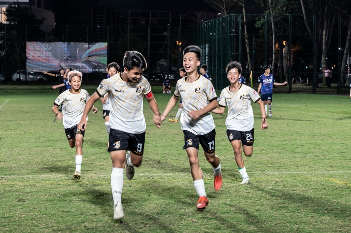 ▲高雄Attackers FC 背號9號吳裕威直接自由球開球破門入網。（記者 陳維鈞翻攝）