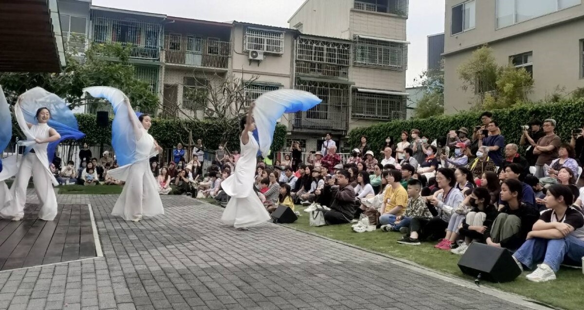 ▲圖說：由希舞集聚舞蹈劇場帶來的舞蹈作品《封存の黃金年代》。( 記者李堂安翻攝)