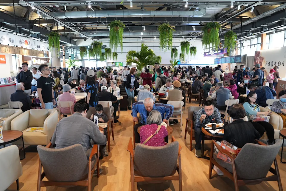 「新濱町海洋廚房」集結了15家餐飲品牌,3/22鼓山魚市場重新開幕。(圖/高雄市政府提供)