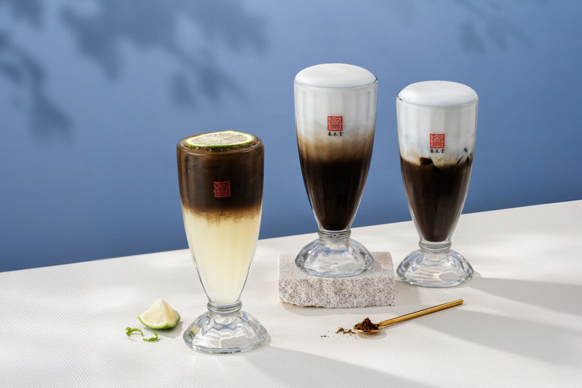 春水堂夏季新品「焙茶系飲品」，由左而右分別為 焙茶西西里、焙茶拿鐵、焙茶仙草拿鐵。