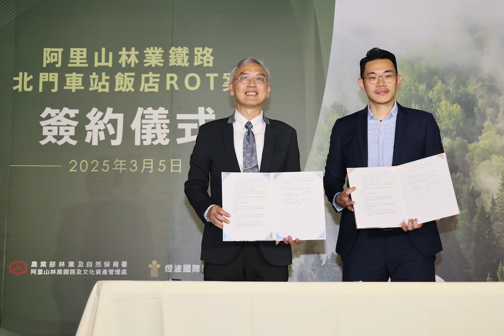 林保署王昭堡處長（左）與煙波集團鄭君寰總經理（右）簽訂合作契約。（圖/林保署提供）