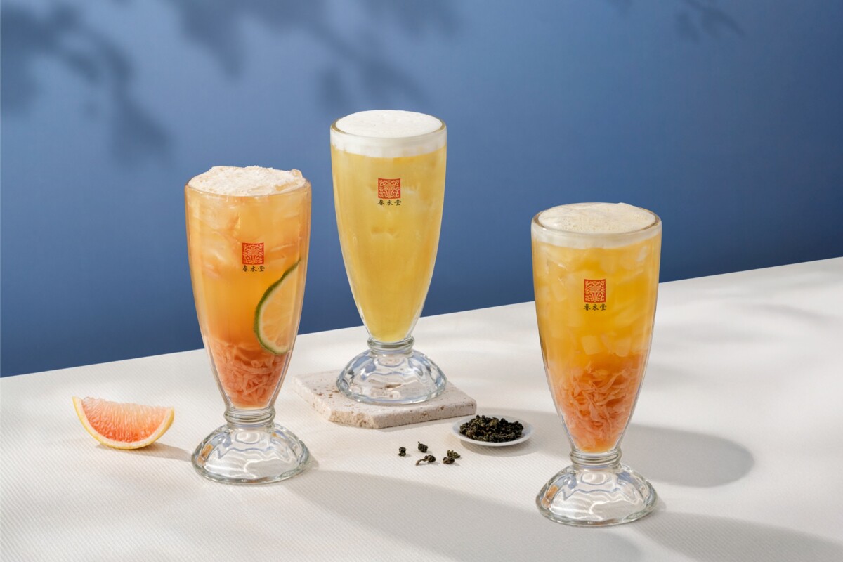 春水堂夏季新品，由左而右分別為「四季春紅柚蜜茶」、「四季春冰茶」、「荔枝紅柚果茶」。
