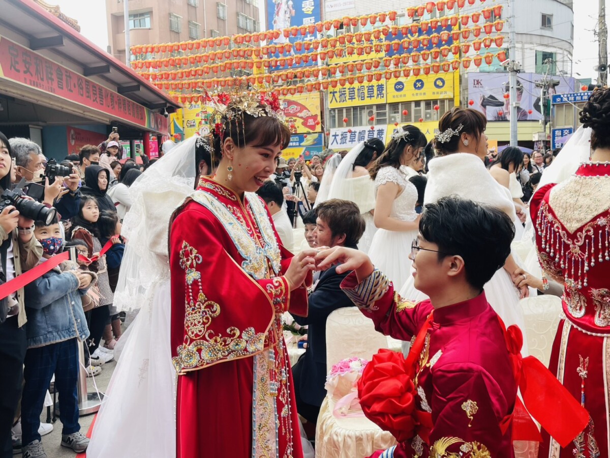 ▲新人們在媽祖的見證下執子之手與子偕老。(圖/記者顏淑娟攝)