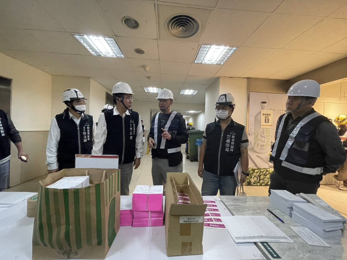 ▲台中新光三越今起展開為期37天的暫時進出取貨作業。都發局長李正偉視察。(圖/中市府提供)