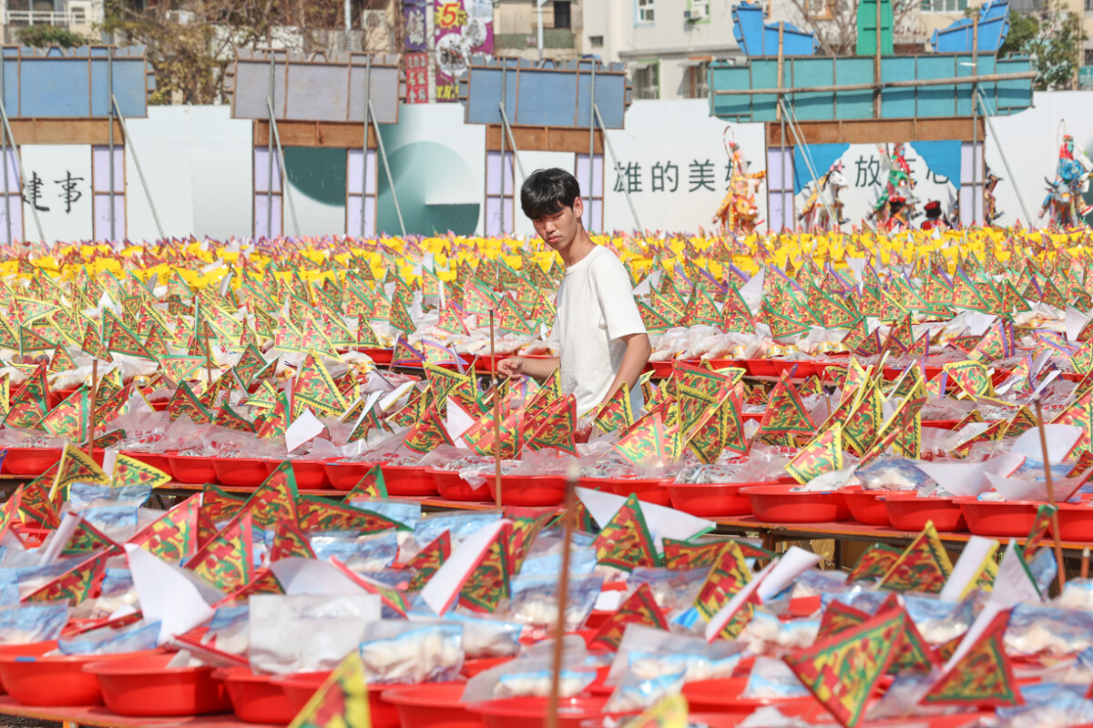▲高雄前鎮獅甲慈明宮舉辦「九朝祈安圓醮大典」，斥資1500萬元準備6122桌供品辦普度，會場滿滿供品，場面十分壯觀。（圖/記者黃淑貞攝）