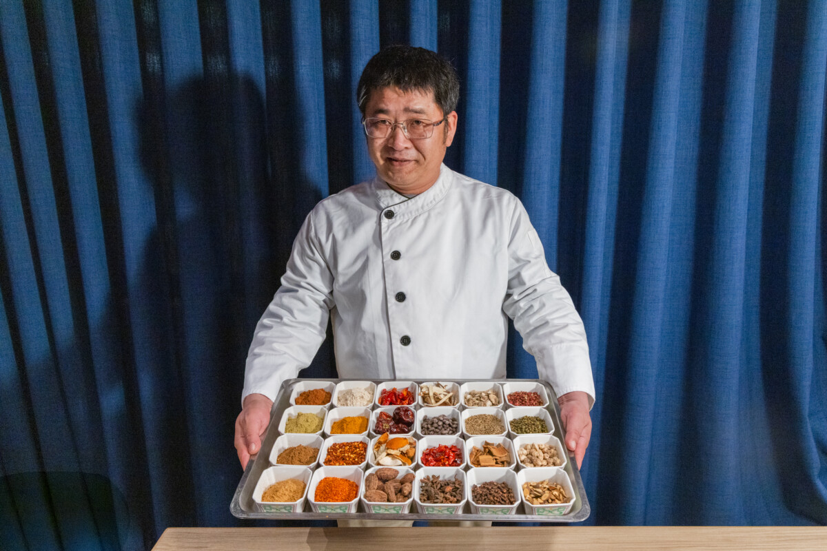 「小福利麻辣鍋」品牌督導盧國基端出新湯底，經典麻辣糅合24種中藥材。