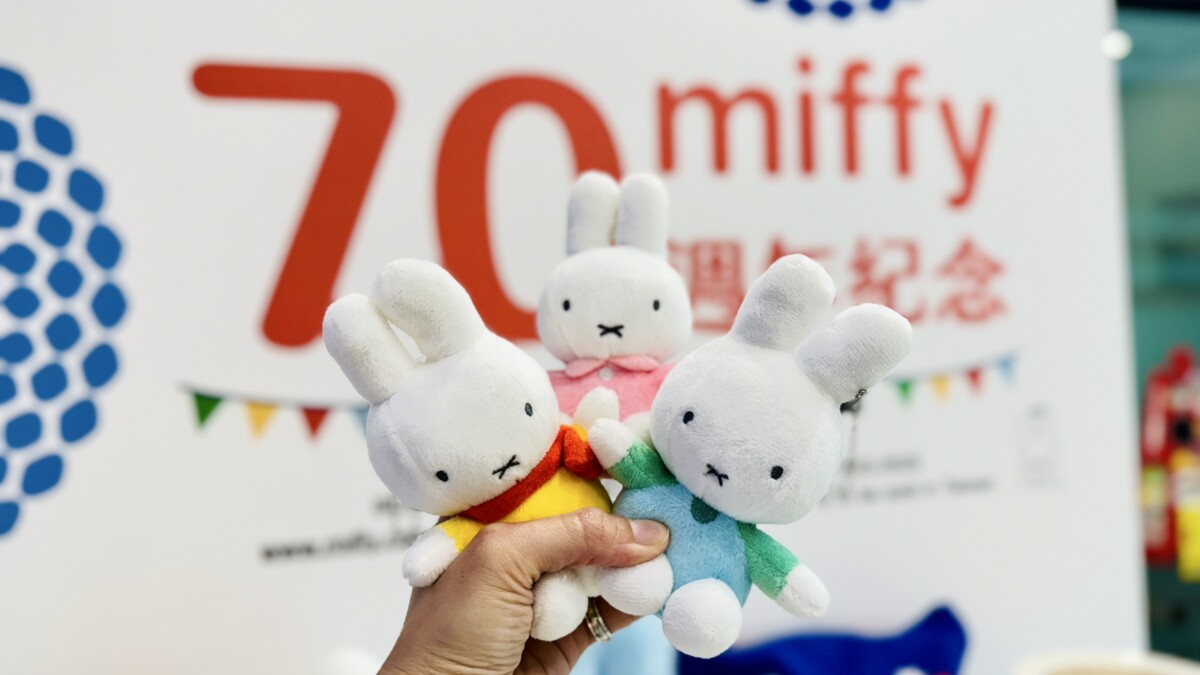 坐姿絨毛吊飾，共三款選擇，分別為藍色吊帶、粉色洋裝、橘色圍巾