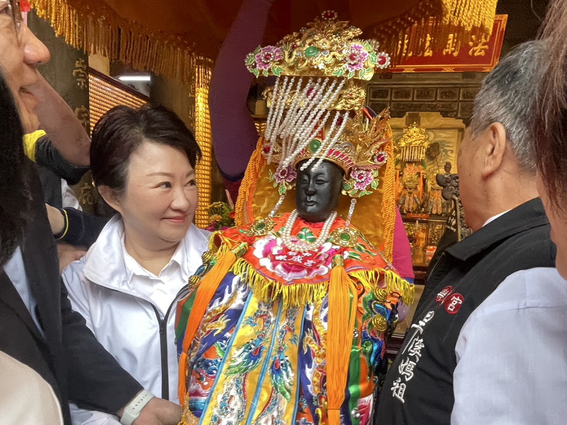 ▲台中樂成宮「旱溪媽祖」起駕出巡，市長盧秀燕恭請旱溪媽祖上鑾轎。(圖/記者顏淑娟攝)