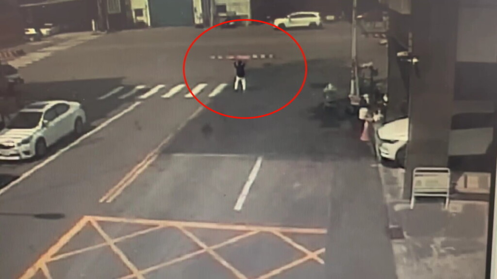 太扯！彰化男子扛著撞斷平交道柵欄街頭揮舞