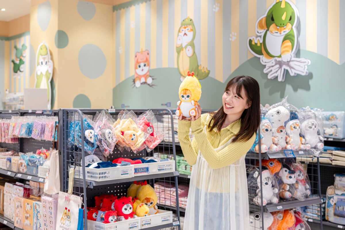 ▲進店後還有由劍龍喵與翼龍喵組成的「賣萌五喵」熱情跟粉絲們打招呼，或坐或躺或踮腳的「賣萌三喵」也在旁邊呼喚你，最後來到「恐龍喵表情包」一次收藏探頭打招呼、暴怒及開心的恐龍喵們，最萌無極限的拍照打卡點等著粉絲們拍好拍滿。（圖/統一時代百貨提供）