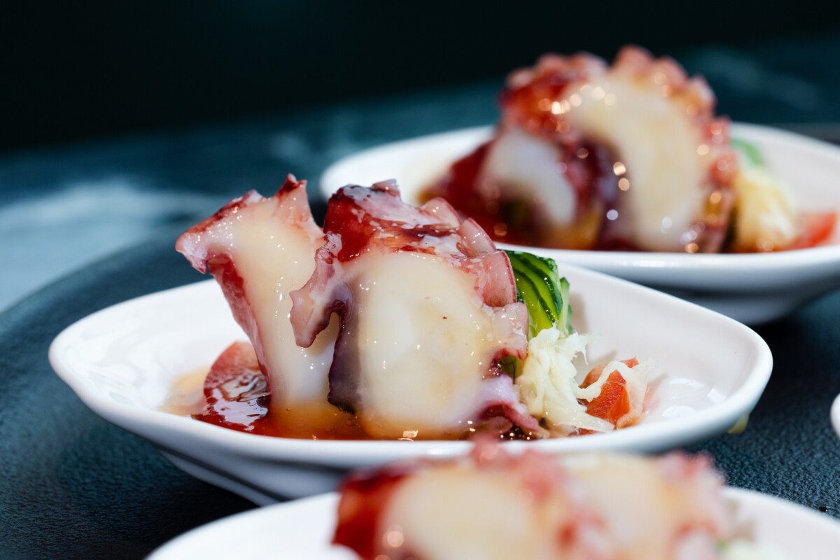 「饗饗」春季新菜〈土佐醋凍章魚〉，將正著時的章魚入饌，淋上的醋凍隨溫度化開，再搭配鮮甜小黃瓜，入口酸甜爽脆。