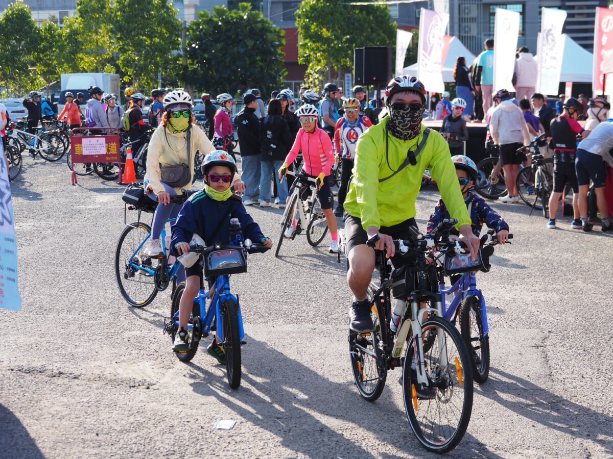 ▲萬眾騎BIKE坡度、長度適合親子同騎，不少民眾闔家同樂。(圖/記者顏淑娟翻攝)