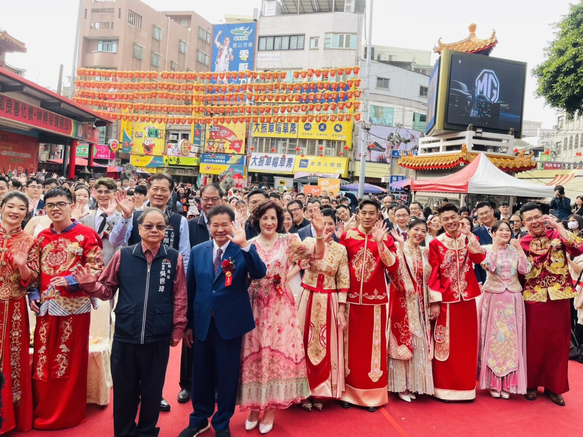 ▲2025大甲媽嫁女兒集團婚禮，合影紀念這幸福的一刻。(圖/記者顏淑娟攝)