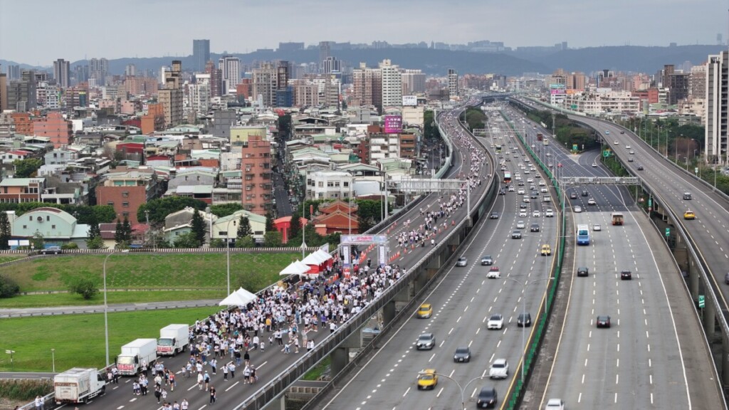 萬人齊上國道 跟著超人力霸王雅克跑向未來的圓弧