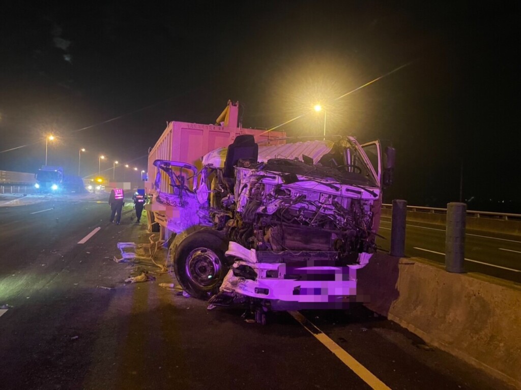 凌晨砂石車追撞事故致國道3號封閉2.5小時