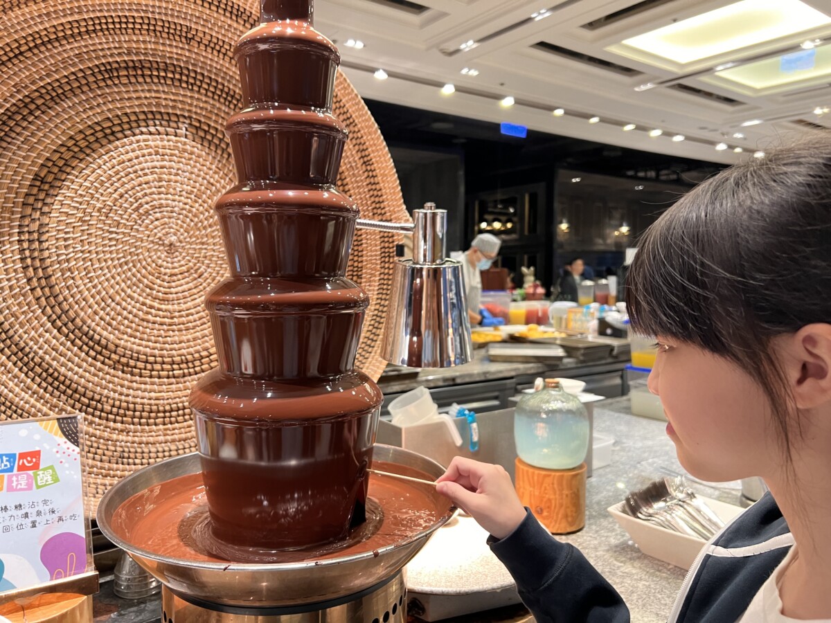家扶基金會2025全國自強兒少至「饗食天堂」享用Buffet午餐，巧克力噴泉深受孩子們的喜愛。
