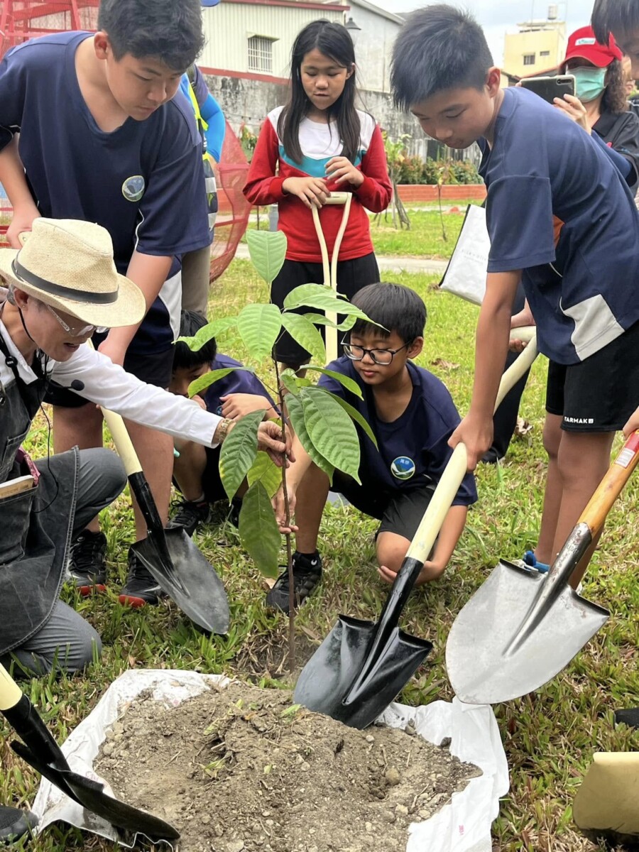 ▲由一棵小小可可樹苗,啟動愛護地球的心。(圖/屏東可可巧克力園區提供)