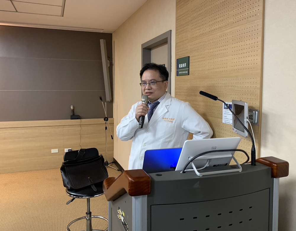 黃耀廣醫院說明心臟移植的辛苦歷程。（圖/記者陳惲朋攝）