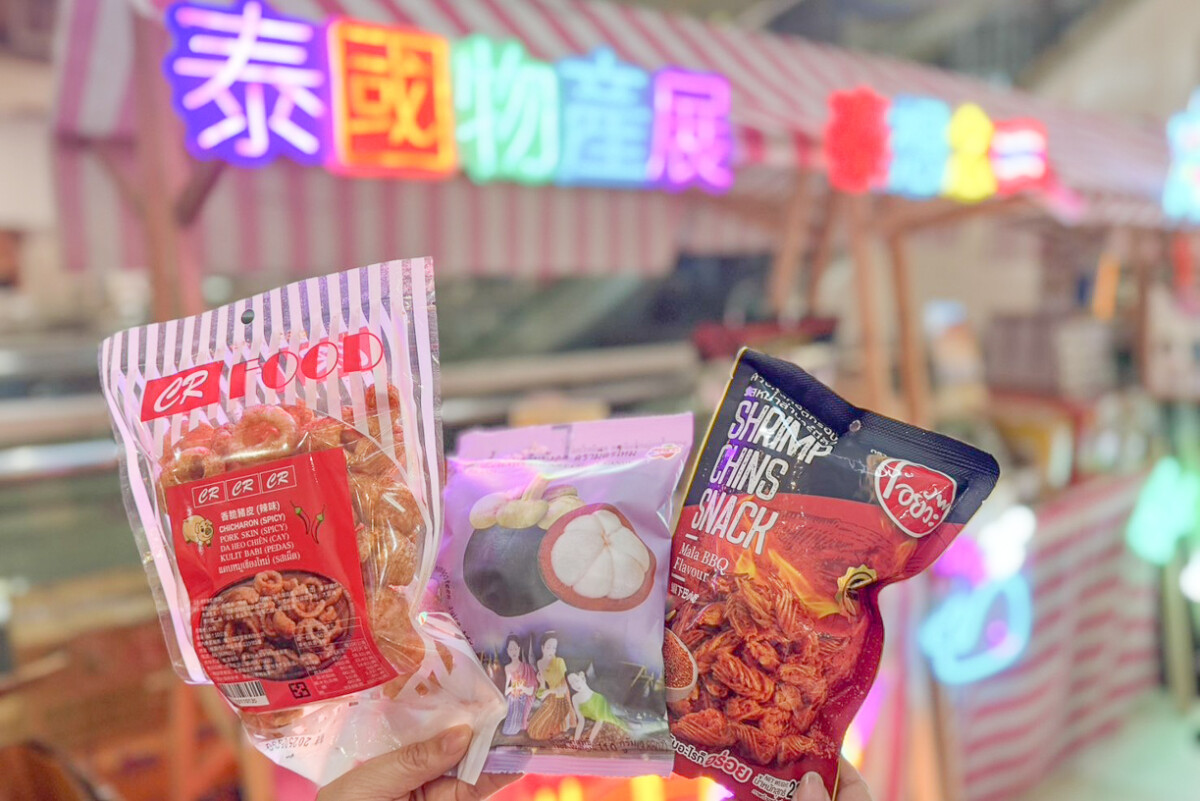 ▲為期18天的夢時代「亞洲美食商品展」，現場展售泰國免稅機場暢銷多款口味軟糖、Aroi椰子捲心酥、與POP_MART泡泡瑪特CRYBABY聯名的IF椰子水、日本現烤魷魚及海鮮乾貨、韓國恐龍果汁、鹹蛋黃餅。（圖/高雄夢時代提供）