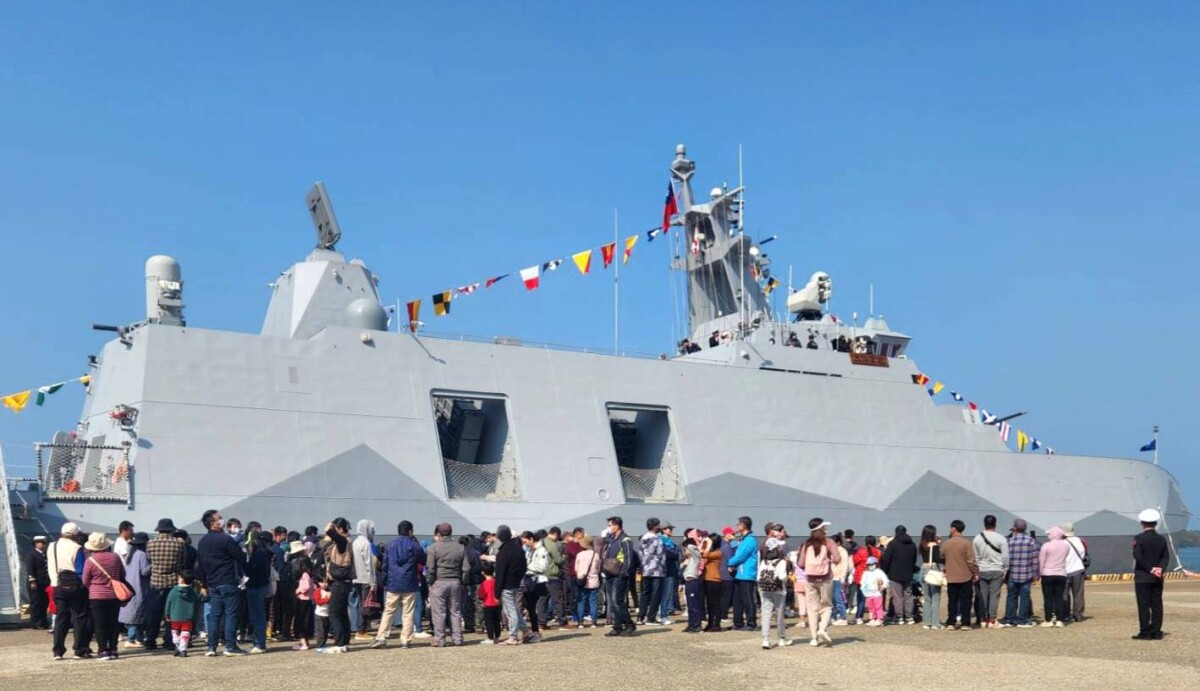▲民眾大排長龍上磐石軍艦參觀。（圖／記者陳彥霖攝2025.03.09）