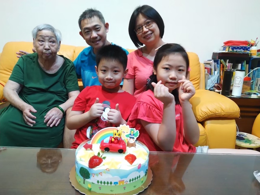 榮獲全國最高教育殊榮-2025年總統教育獎的汪佑叡同學全家福。（圖/嘉義市政府提供）