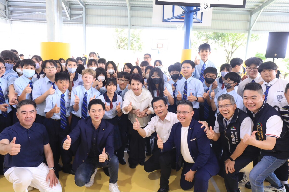▲中市私立宜寧高中的全新光電球場今(7)日啟用，與會貴賓與學子合照。(圖/中市府提供)