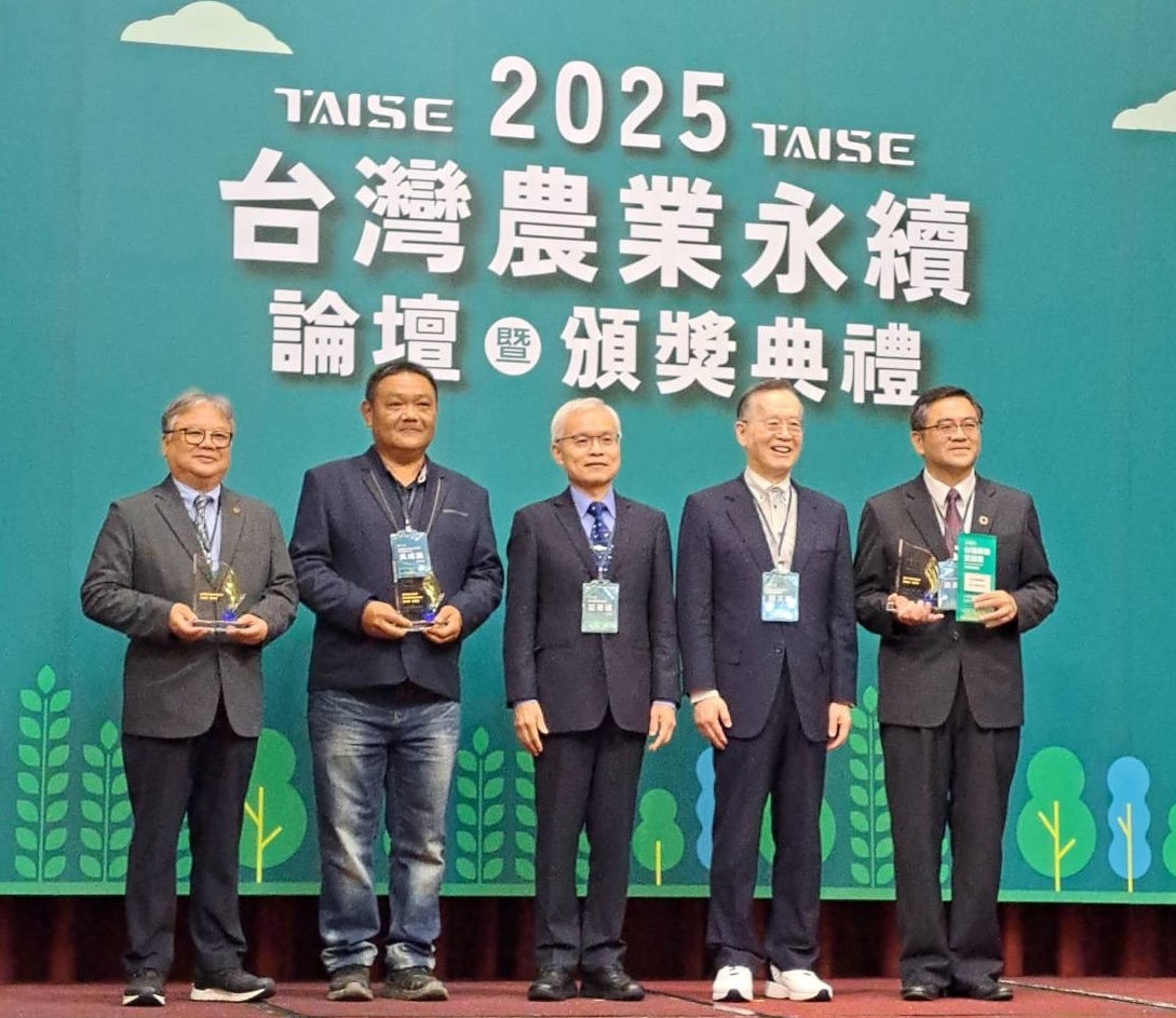 ▲「2025台灣農業永續獎」霧峰區農會、黃景建總幹事雙獲獎。(圖/霧峰農會提供)