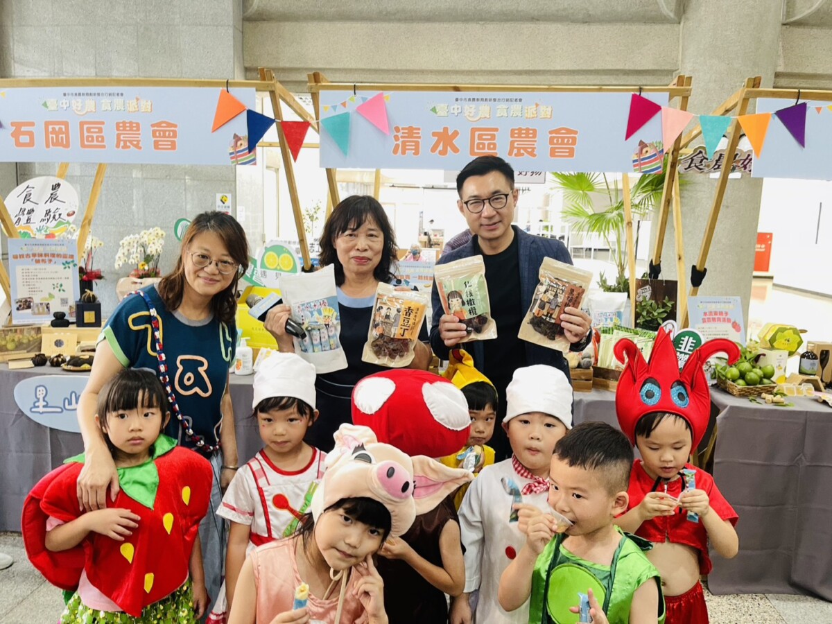 ▲推動食農教育向下扎根，帶領小朋友認識在地特色農產。(圖/記者顏淑娟攝)