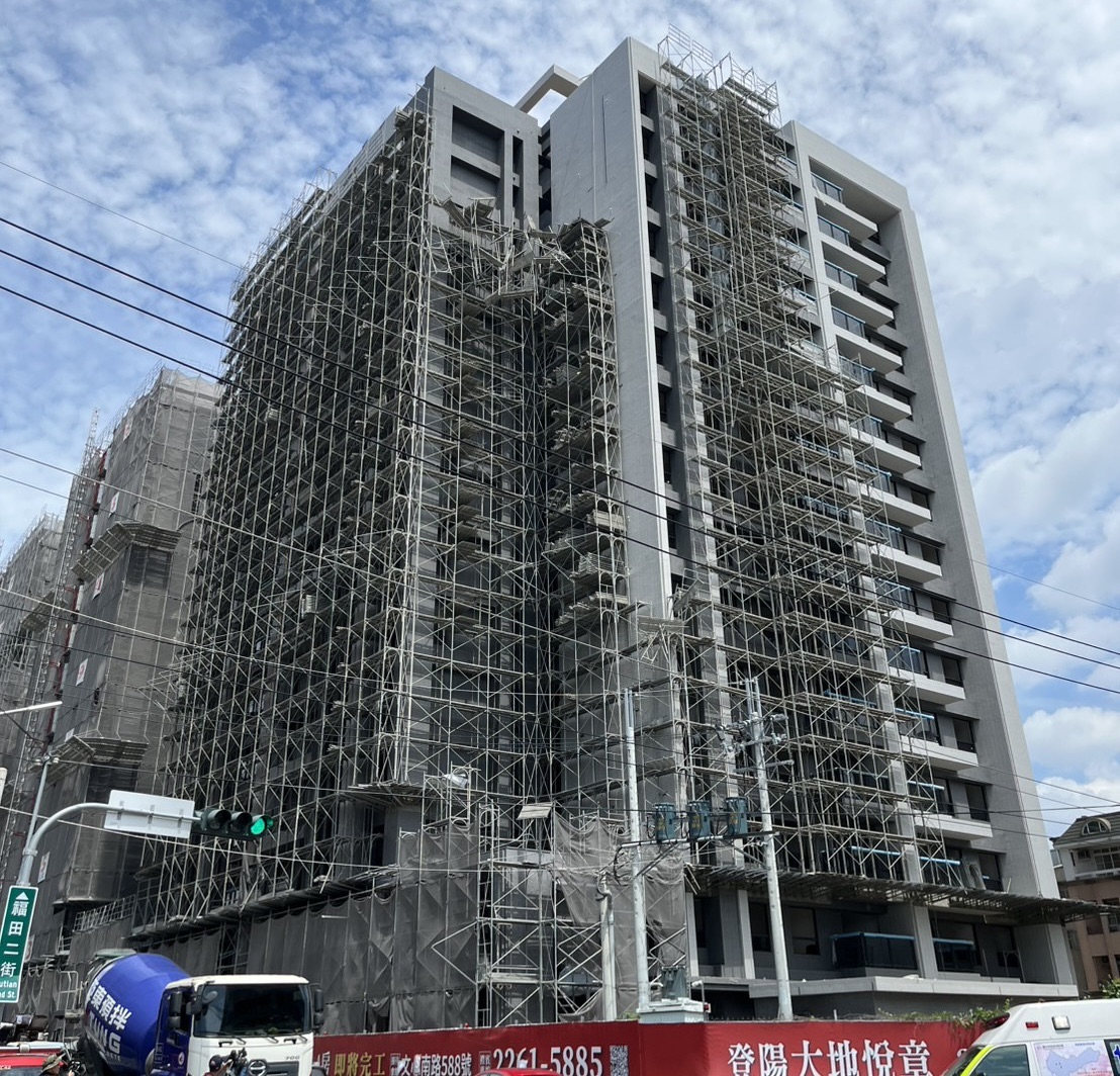 ▲南區私人建案鷹架倒塌致工人死傷，中市府勒令停工、採最重罰48萬。(圖/中市府提供)