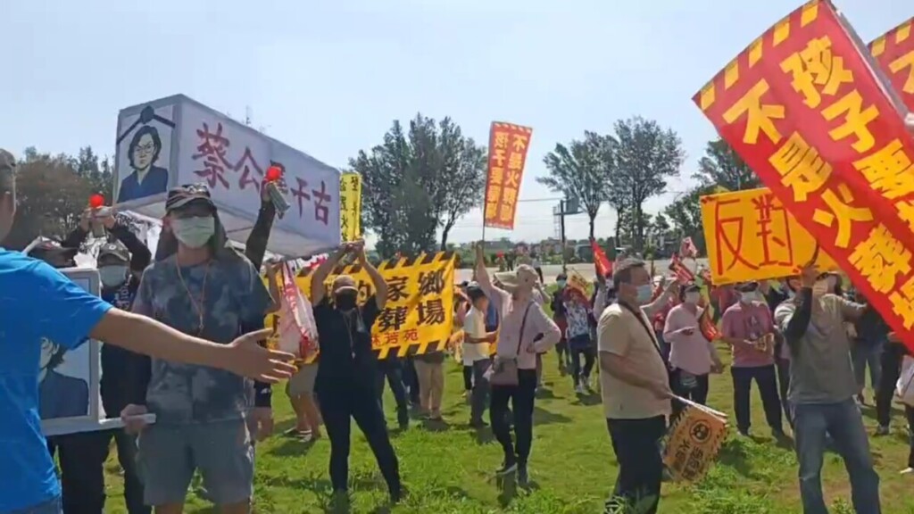 芳苑火葬場爭議爆衝突　自救會200人抬棺抗議