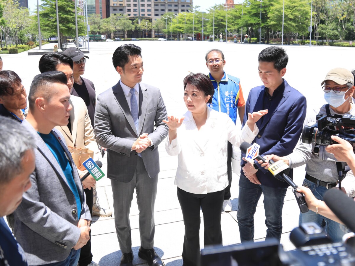 ▲台中市長盧秀燕向台北市長蔣萬安說明台中捷運路網規劃。(圖/中市府提供)