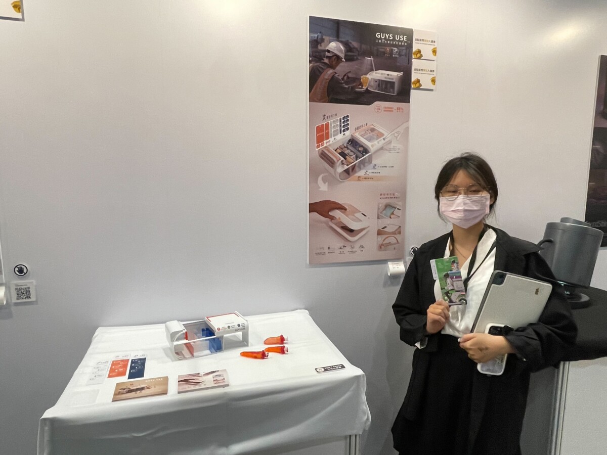 ▲曾音華、吳侑臻《GUY USE工廠三大事故應對醫療箱》，榮獲金點新秀贊助特別獎-優設金獎。（圖/高科大創新設計學院提供）