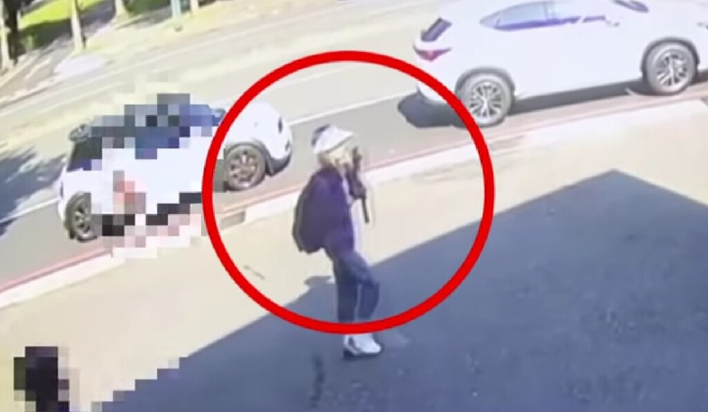 惹家長恐慌！ 高雄疑又有中國女「國小校門直播」 偷拍學童