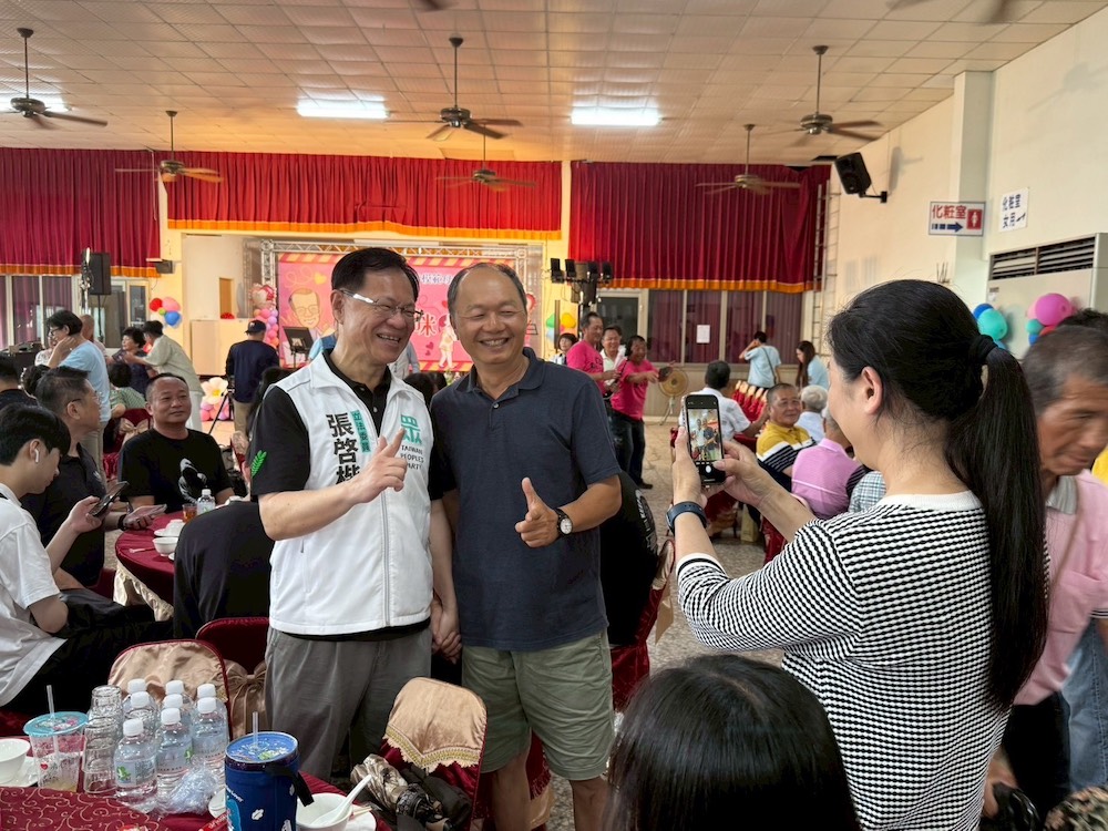 張啓楷立委受到鄉親的歡迎受邀合照。（圖/張啓楷立委服務處提供）