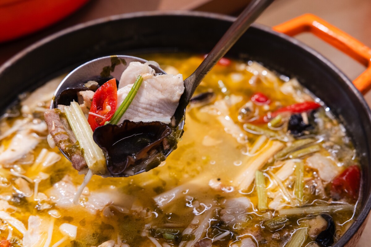 「小福利麻辣鍋」創意Buffet餐檯主廚端出手路菜，〈功夫酸菜魚〉魚肉鮮嫩Q彈搭配滿滿配料，再以藤椒油提香，香麻帶勁讓人一口接一口。