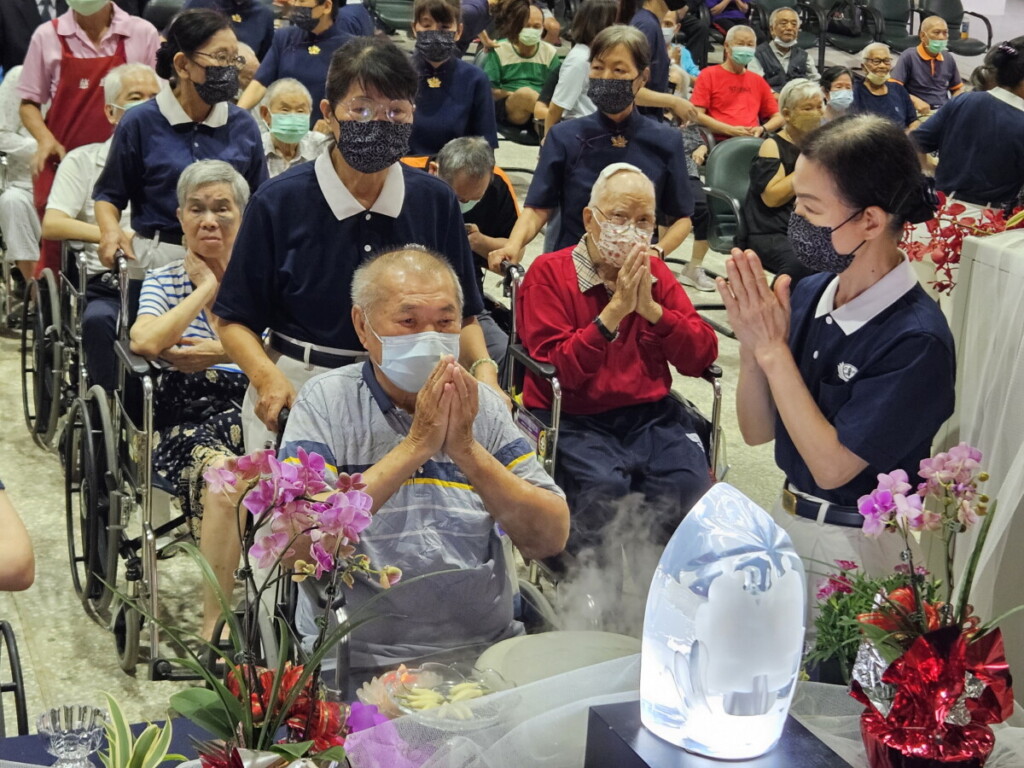 三節合一浴佛典禮　慈濟志工走入榮家溫暖長者心