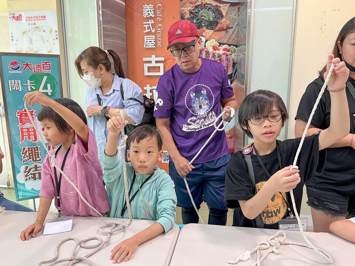 ▲高雄大遠百為推廣童軍教育精神並培養兒童急救知識，昨天舉辦「小小童軍體驗營」，吸引超過百名親子共同參與。（圖/高雄大遠百提供）