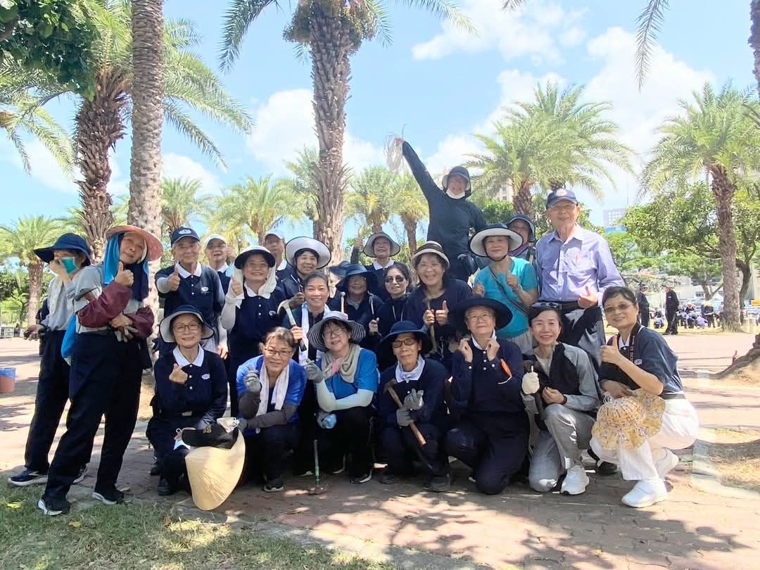 ▲圖說： 志工滿懷法喜，馬不停蹄的佈置會場。 ( 記者李堂安翻攝)