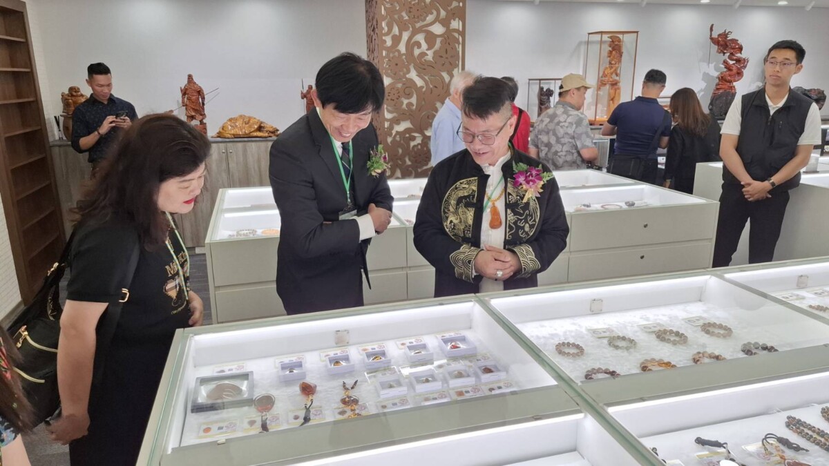 ▲創辦人方景亮（右）帶領貴賓參觀珍藏藝術品。（圖／記者陳彥霖攝2025.05.01）