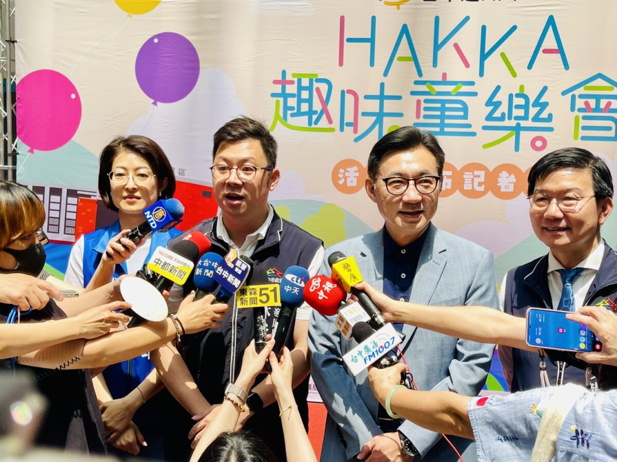 ▲與會貴賓邀請市民朋友全家出動5月18日下午2時一起到東勢客家文化園區同樂。(圖/記者顏淑娟翻攝)